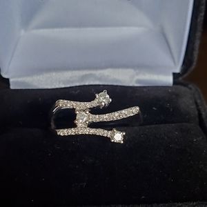 Modernist genuine diamond ring 10kt